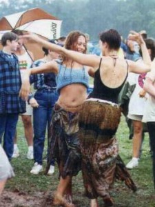 In entrambe le  immagini, il raduno di Woodstock (USA), emblema della rivoluzione sessantottina