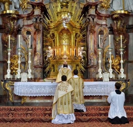 Summorum Pontificum: Mons. Pozzo a Napoli per 10 anni del Motu Proprio