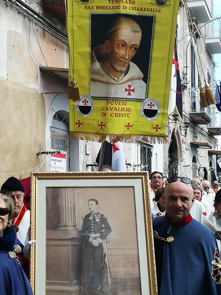 Due Sicilie: l’immagine di Re Francesco II portata in corteo a Napoli